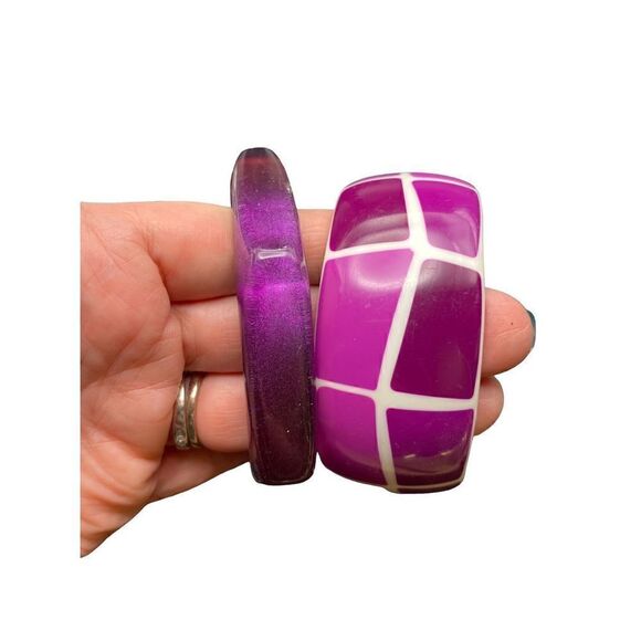 Retro set of 6 plastic acrylic bangle bracelets in black white purple and blue - Picture 7 of 7